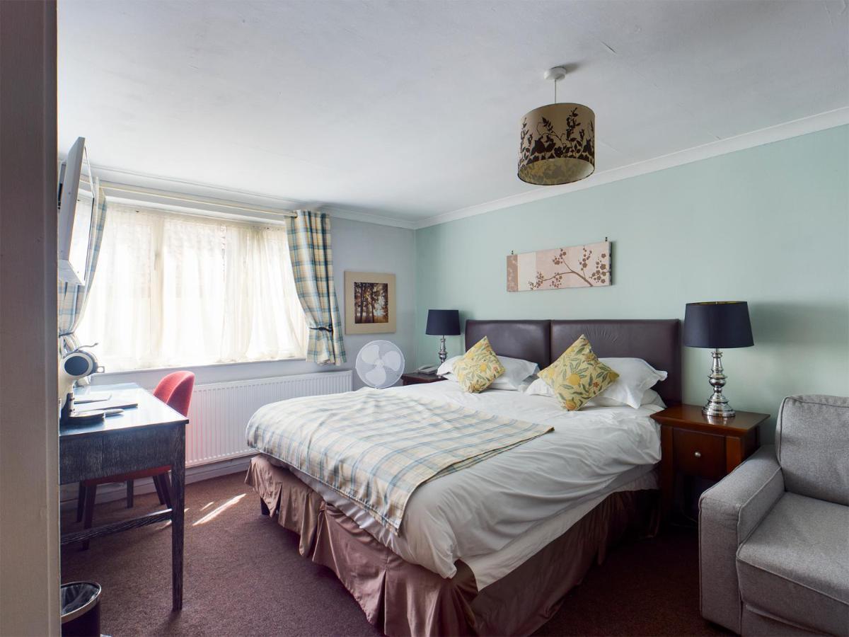 Hotel The Oak House Axbridge Esterno foto A bedroom at the hotel