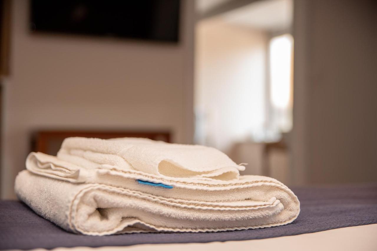 Hotel The Oak House Axbridge Esterno foto A folded bath sheet