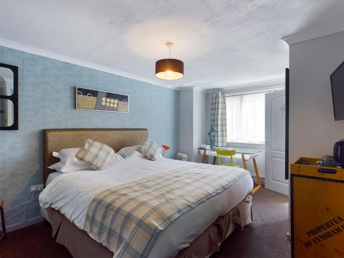 Hotel The Oak House Axbridge Esterno foto A bedroom at the hotel