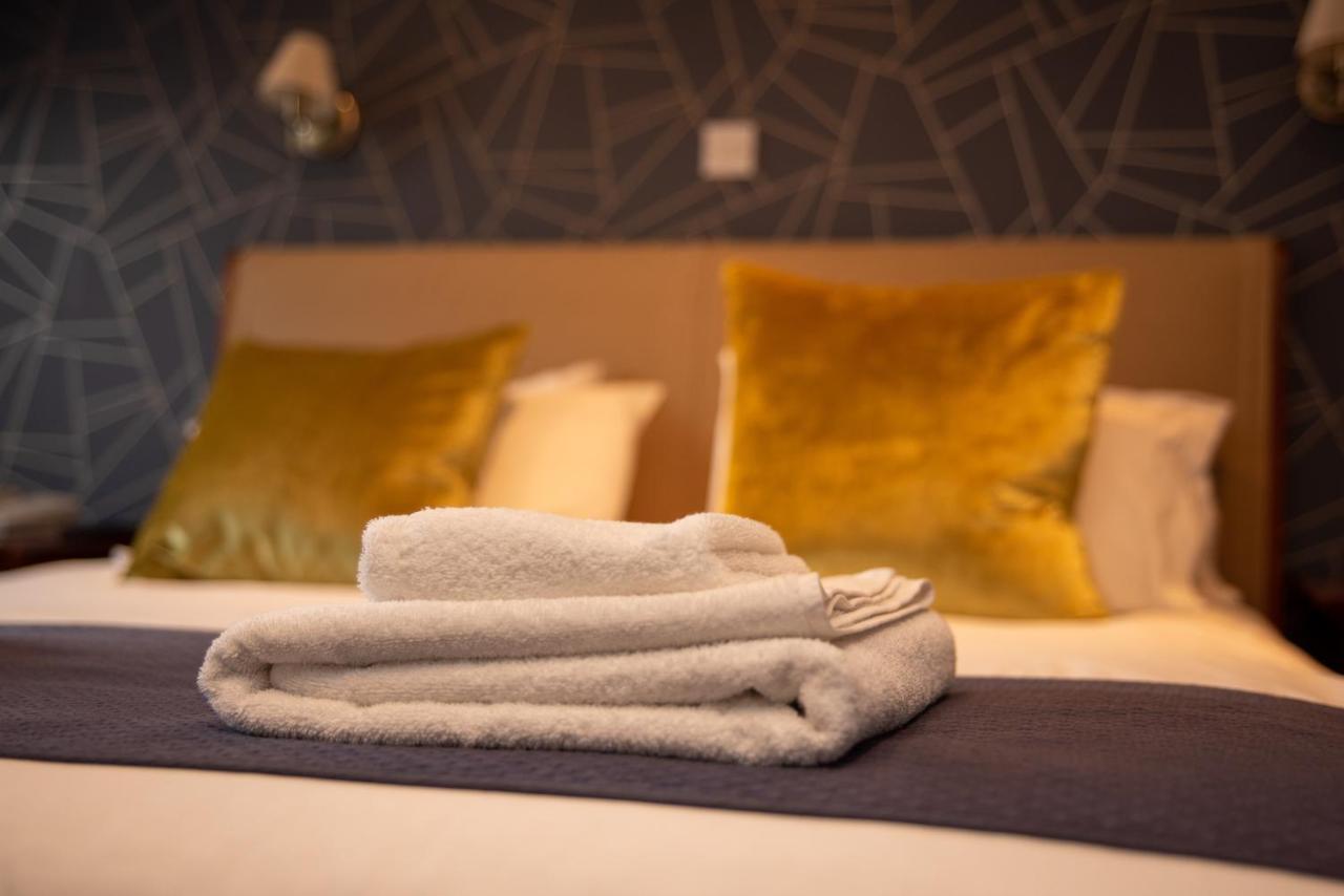 Hotel The Oak House Axbridge Esterno foto Towels on a bed