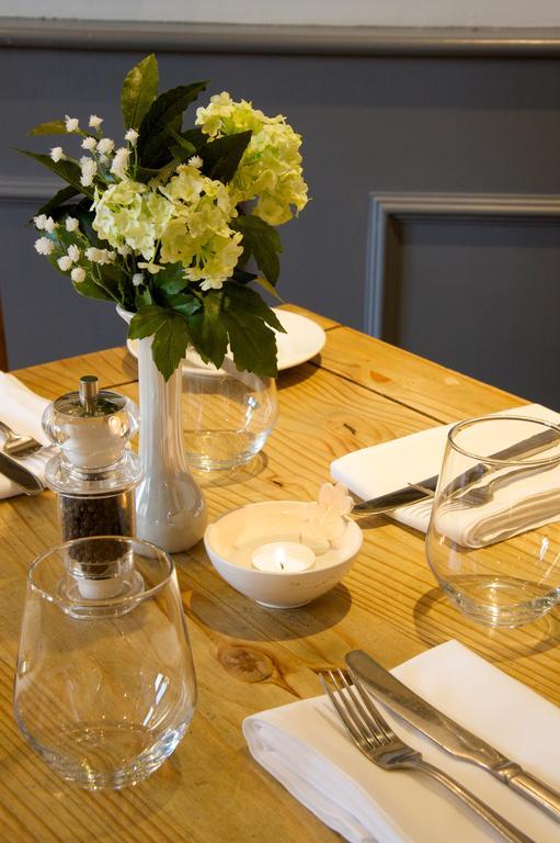 Hotel The Oak House Axbridge Esterno foto A restaurant table set for service