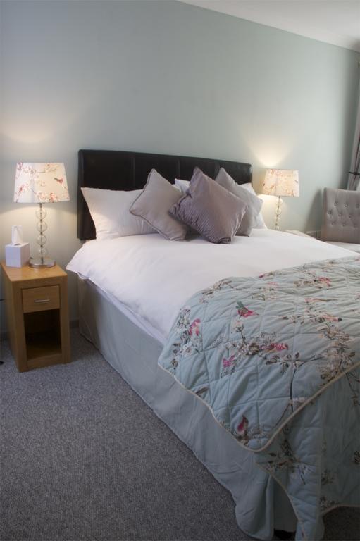 Hotel The Oak House Axbridge Esterno foto A bed with a bed frame