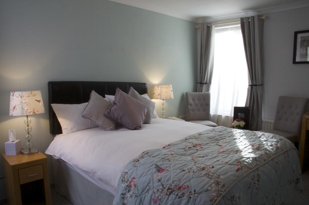 Hotel The Oak House Axbridge Esterno foto A bedroom at the hotel